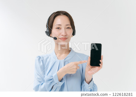 一個女人帶著耳機 一個女人帶著耳機 122618281