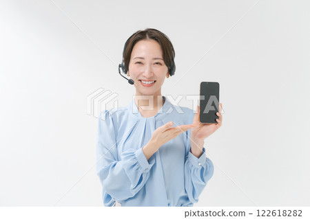 一個女人帶著耳機 一個女人帶著耳機 122618282