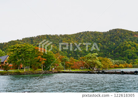 青森縣十和田湖休宮從遊覽船碼頭眺望 青森縣十和田湖休宮從遊覽船碼頭眺望 122618305
