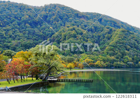 從遊覽船上看到的青森縣十和田湖、休宮、桂濱海灘 122618311