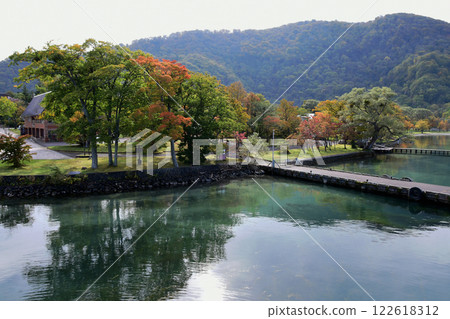 青森縣十和田湖休宮碼頭的遊覽船 122618312