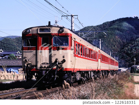 1986: Express Tanba Kiha 58 running through Aimoto Station 122618331