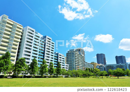 Chiba Prefecture, Kaihin Makuhari, refreshing blue sky and apartment building Chiba Prefecture, Kaihin Makuhari, refreshing blue sky and apartment building 122618423