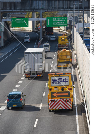 A sweeping car 122618655