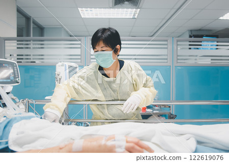 Doctor medical care patient on bed in hospital 122619076