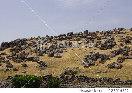 Scenery of Hierapolis ruins in Pamukkale, Türkiye 122619232