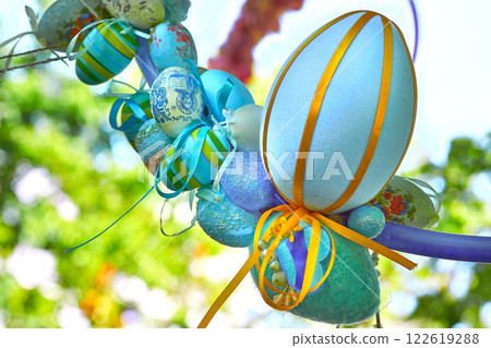 Spring blue bouquet of colorful painted Easter eggs on green tree 122619288