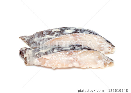 兩片浸泡在酒糟中的鱈魚 [白色背景，剪圖] 122619348