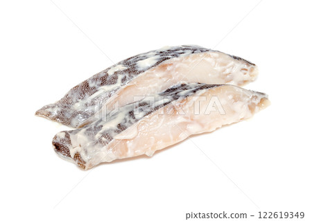兩片浸泡在酒糟中的鱈魚 [白色背景，剪圖] 122619349