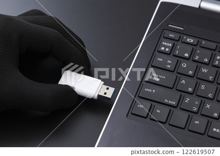 將 USB 記憶棒插入計算機 122619507