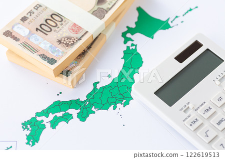 Map of the Japanese archipelago, money and a calculator 122619513