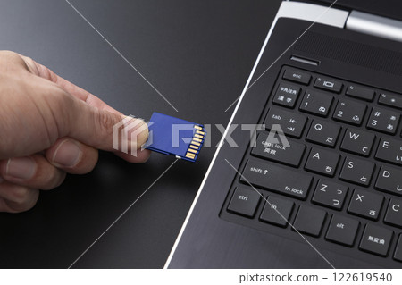 將 SD 卡插入計算機 將 SD 卡插入計算機 122619540