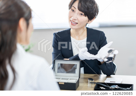 A specialist watch buyer who evaluates watches 122620085