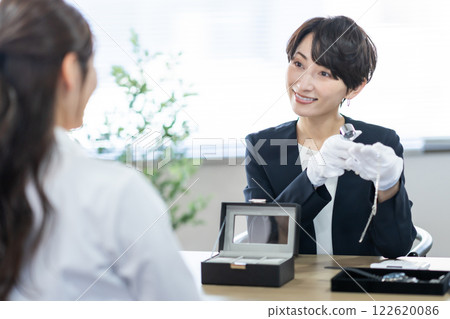 Purchasing specialist that appraises precious metals Purchasing specialist that appraises precious metals 122620086