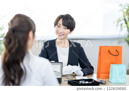 A specialist buyer explaining the estimated price 122620088