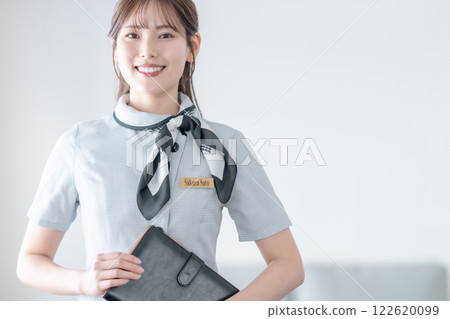 身著制服的女禮賓員提供業務支持 122620099