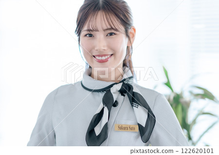 身著制服的女禮賓員提供業務支持 身著制服的女禮賓員提供業務支持 122620101