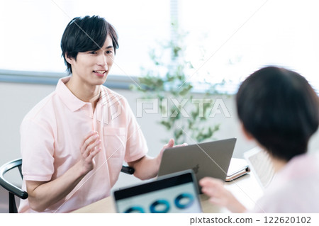 一位身著制服工作的年輕男性護理經理 一位身著制服工作的年輕男性護理經理 122620102