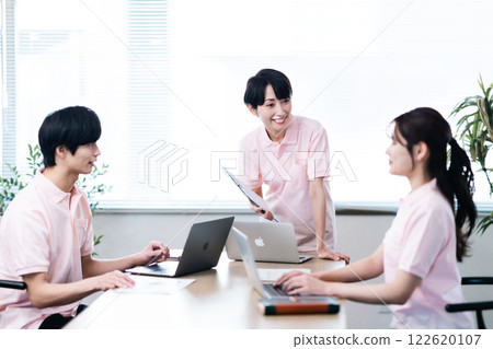 Support staff in uniform having a meeting 122620107