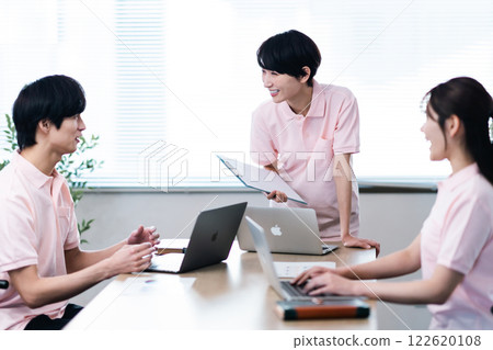 Support staff in uniform having a meeting 122620108