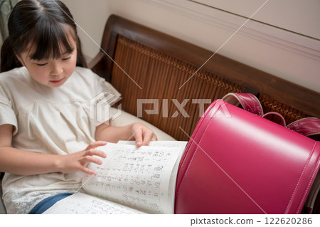homework, primary school student, schoolchild 122620286