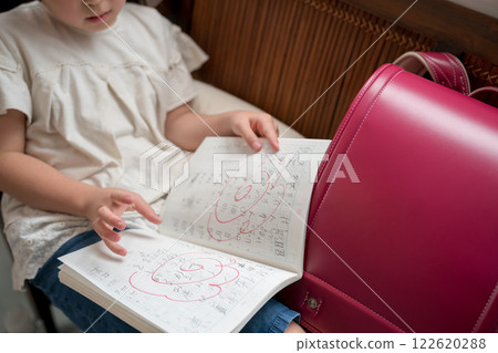 homework, primary school student, schoolchild 122620288