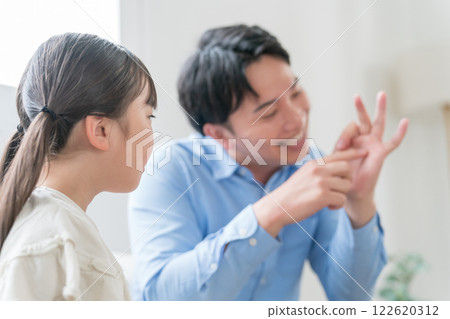 爸爸和他 9 歲的女兒 122620312