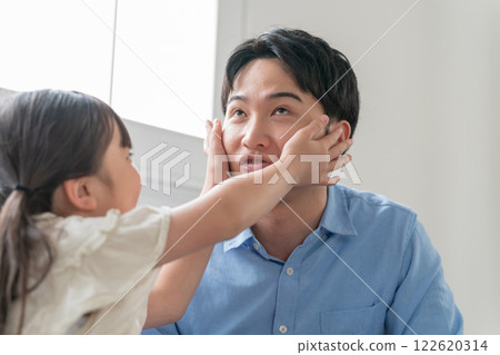 爸爸和他 9 歲的女兒 122620314