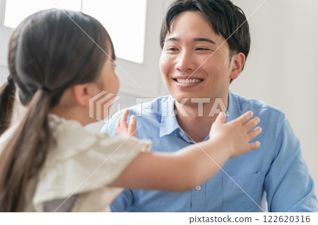 爸爸和他 9 歲的女兒 122620316