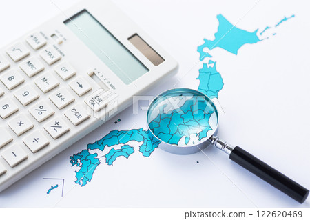 日本列島地圖、計算機與放大鏡 122620469