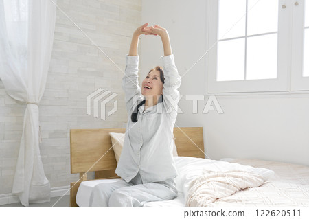 中年婦女伸展和醒來 122620511