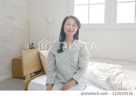 中年婦女醒來，肖像，看著相機 122620516