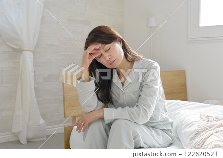 睡眠不足的穿著睡衣的中年婦女 122620521
