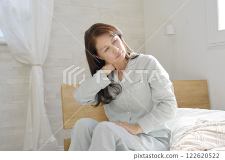 一名中年婦女頸部僵硬 122620522