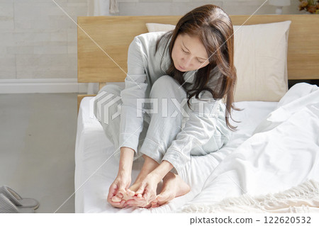 中年婦女穿著睡衣，患有風濕病和腳冷 122620532