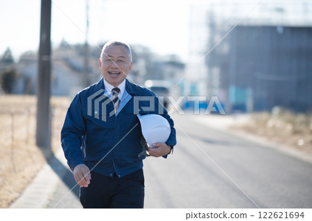 Veteran construction manager and architect 122621694