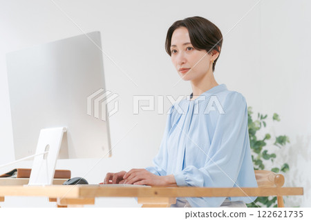 在遠程辦公中工作的女人 122621735