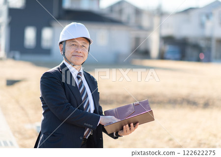 土地與房屋測量師/建築師 土地與房屋測量師/建築師 122622275