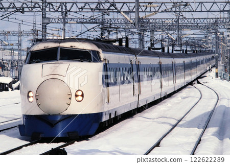 1981年：0系光號列車經過米原站 122622289
