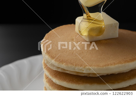Hotcakes with honey Hotcakes dripping with honey Hotcakes with honey Hotcakes dripping with honey 122622903