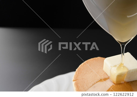 Hotcakes with honey Hotcakes dripping with honey 122622912