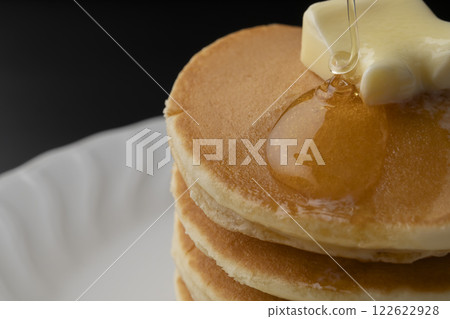 Hotcakes with honey Hotcakes dripping with honey Hotcakes with honey Hotcakes dripping with honey 122622928
