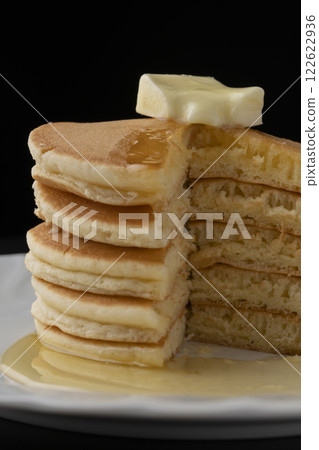 Hotcakes with honey Hotcakes dripping with honey 122622936