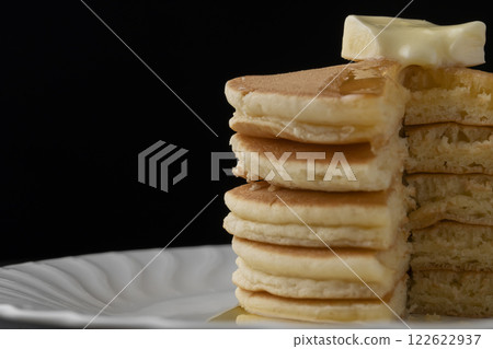 Hotcakes with honey Hotcakes dripping with honey 122622937