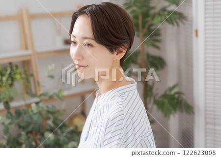 Profile of a smiling woman in the living room 122623008