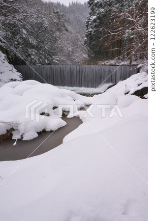 Snow-covered Iinashi River and dam (Hirose Town) 122623199