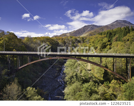 Senkoku Bridge and the three-tiered autumn foliage of Otari Village, Nagano Prefecture (aerial photography by drone) 122623521