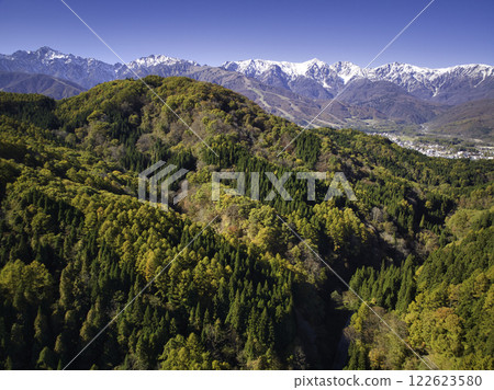 從長野縣大町市峰方地區望去的三層紅葉與白馬山脈的美麗景色（無人機空拍） 122623580