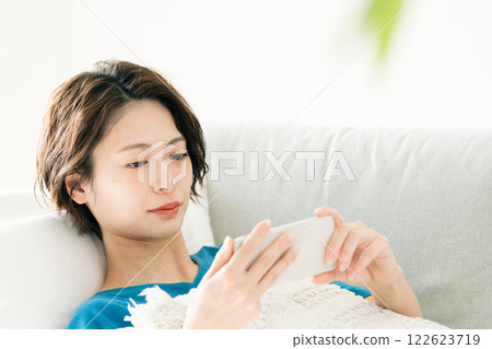 看與躺下的一個少婦睡眠 122623719