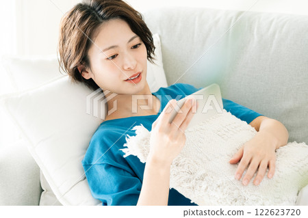 看與躺下的一個少婦睡眠 122623720